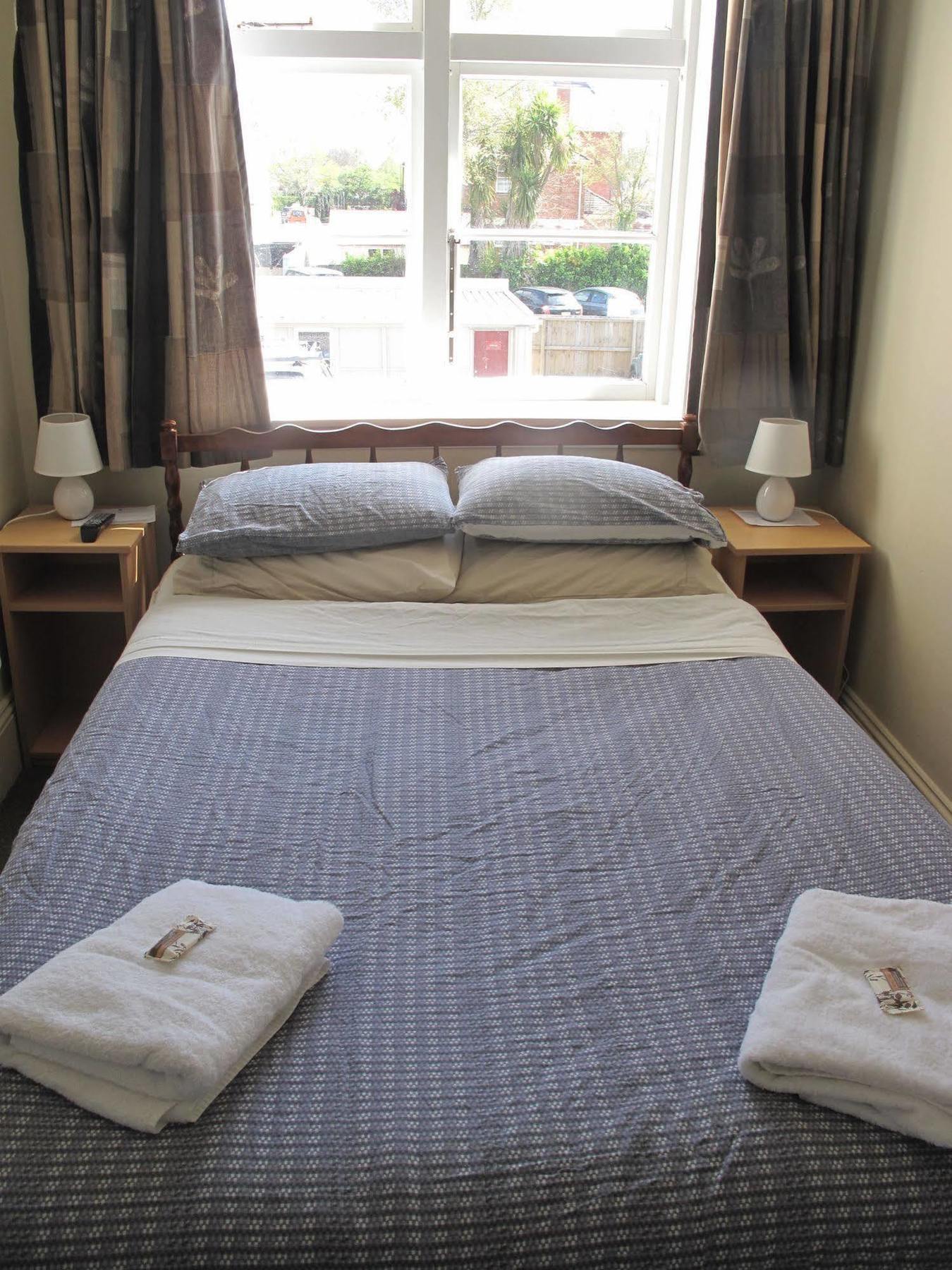 Dorset House Backpackers Pansiyon Christchurch Dış mekan fotoğraf